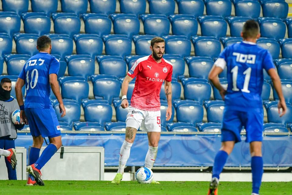 אריק סאבו בין שני שחקני מכבי פתח תקווה. שער בכורה במדי באר שבע (צילום: באדיבות הפועל ''תדיראן'' באר שבע)